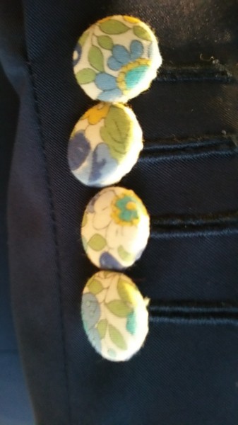 bouton recouvrable sur veste de costume
