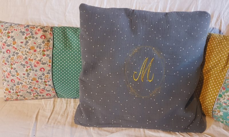 coussin avec monogramme